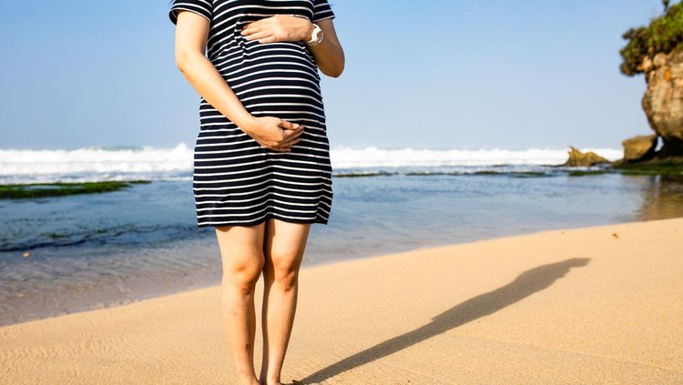 ibu hamil di pantai ibu hamil di pantai