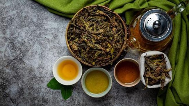 Anda bisa menurunkan kadar gula darah secara alami dengan mengonsumsi air rebusan daun herbal.