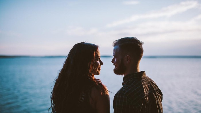 Ilustrasi pasangan introvert menerima apa adanya. /Foto: Unsplash.com/Ryan Jacobson