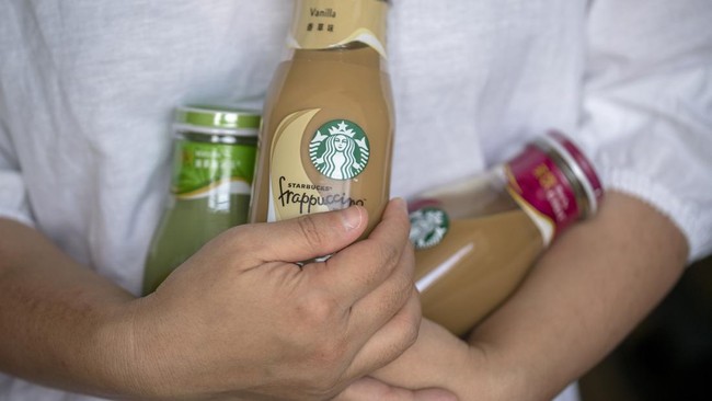 Minuman kemasan botol Starbucks, Vanilla Frappuccino, ditarik dari pasar Amerika Serikat (AS) usai diduga mengandung kaca.