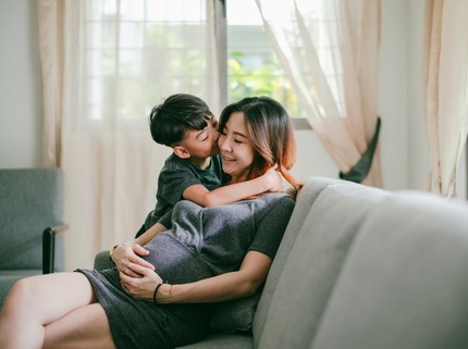 Apakah Anak Boleh Menyaksikan saat Bundanya Jalani Persalinan? Simak Kata Psikolog