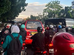 Lampu Merah Mati, Lalin di Bawah Flyover Pasar Rebo Macet