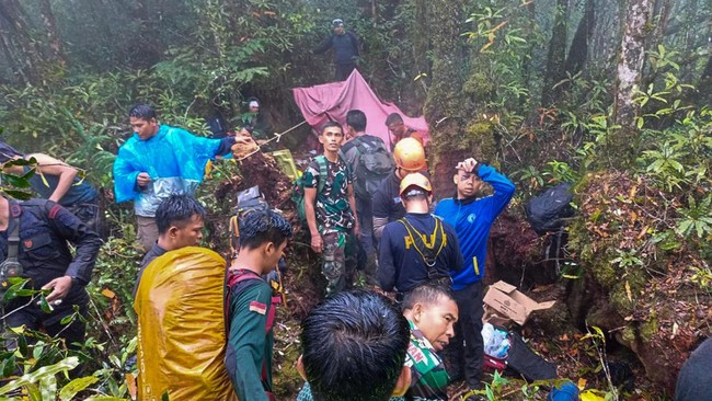Kapolda Jambi dan rombongan dilaporkan masih dalam keadaaan sadar meskipun sudah 48 jam terjebak di dalam hutan. Proses evakuasi masih diupayakan.