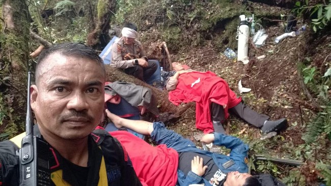 Kabid Humas Polda Jambi mengatakan biddokes yang turut dalam tim SAR Gabungan ikut turun ke titik helikopter Kapolda Jambi untuk memberi pengobatan sementara.