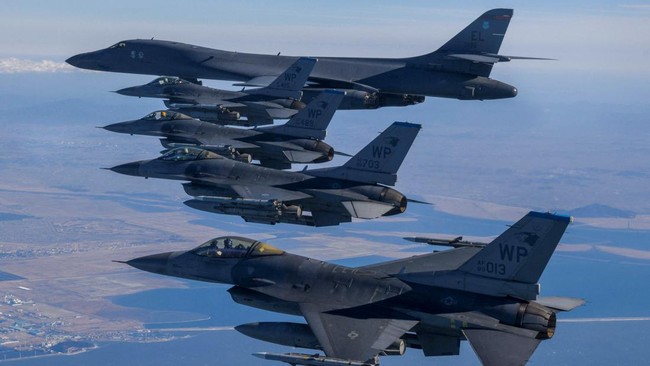 Warga digegerkan suara sonic boom di Amerika Serikat setelah dua jet tempur F-16 mengejar sebuah pesawat tak dikenal di Washington DC.