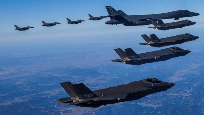 Korsel mengerahkan jet tempur usai mendeteksi pesawat militer China-Rusia memasuki zona identifikasi pertahanan udaranya (KADIZ) saat patroli udara bersama.