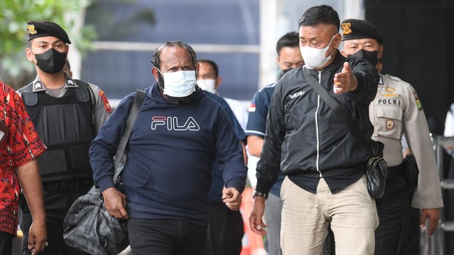 Masa penahanan Bupati Mamberamo Tengah Ricky Ham Pagawak diperpanjang selama 40 hari, mulai 12 Maret hingga 20 April 2023.
