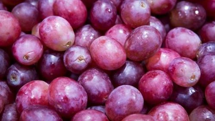 Di Chili, perempuan merawat kecantikan kulit dengan menggunakan kulit anggur merah