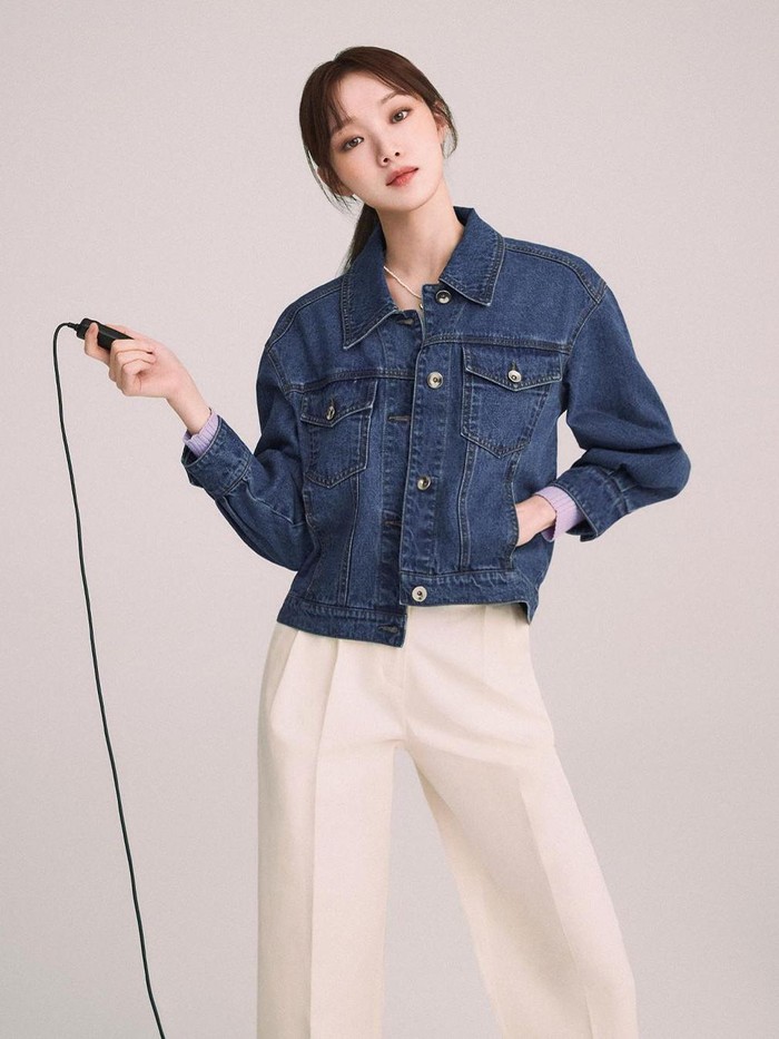 Untuk inspirasi gaya kamu lainnya, kamu bisa contek gaya Lee Sung Kyung dalam balutan celana putih dan Color Denim Jacket dari The AtG./ Foto: instagram.com/the_atg_official