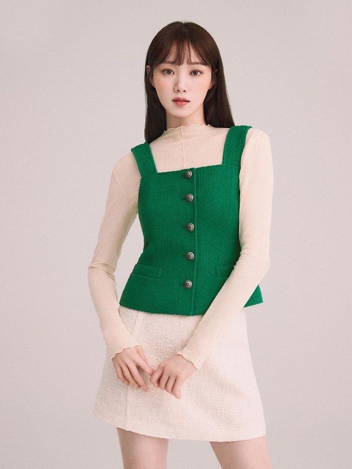 Ingin tampil manis namun tetap terlihat casual? Coba tiru gaya Lee Sung Kyung dengan turtle neck dan tweed top yang satu ini!/ Foto: instagram.com/the_atg_official