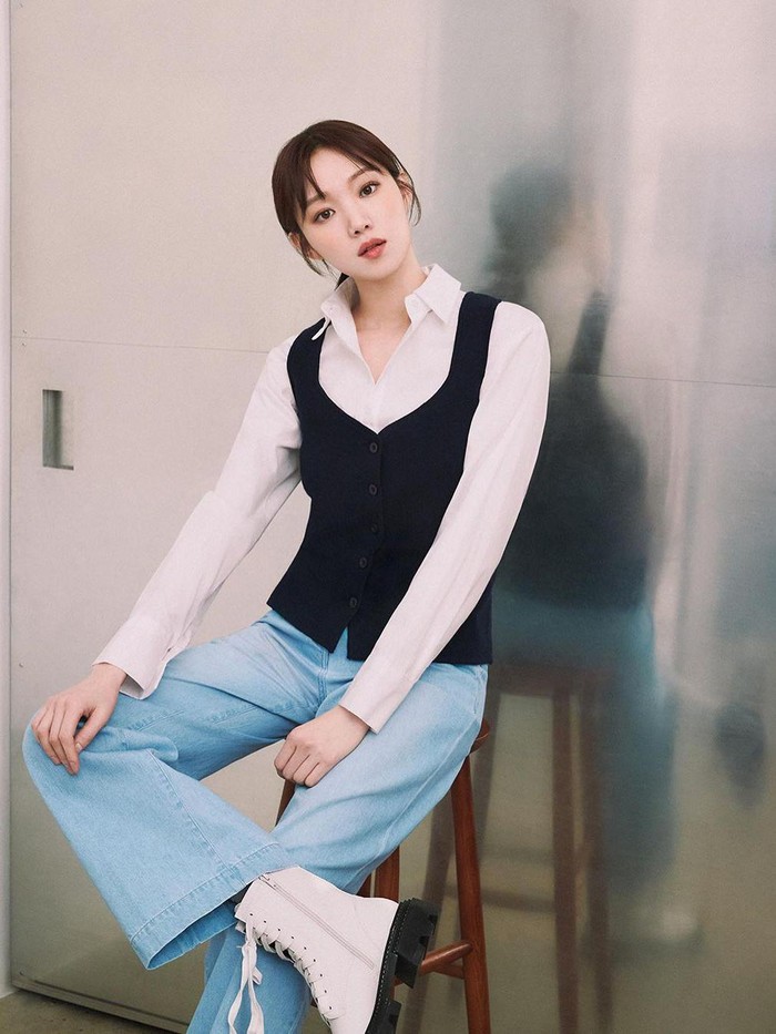 Nah, gaya yang satu ini cocok banget untuk outfit kuliah atau ke kantor, Beauties. Lee Sung Kyung tampak modis dengan kemeja putih, jeans, boots,serta  knit vest./ Foto: instagram.com/the_atg_official