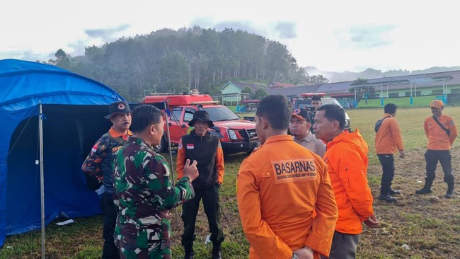 Tim evakuasi darat berhasil menemukan rombongan Kapolda Jambi Irjen Rusdi Hartono. Namun, Rusdi dan rombongan harus dievakuasi lewat jalur udara.