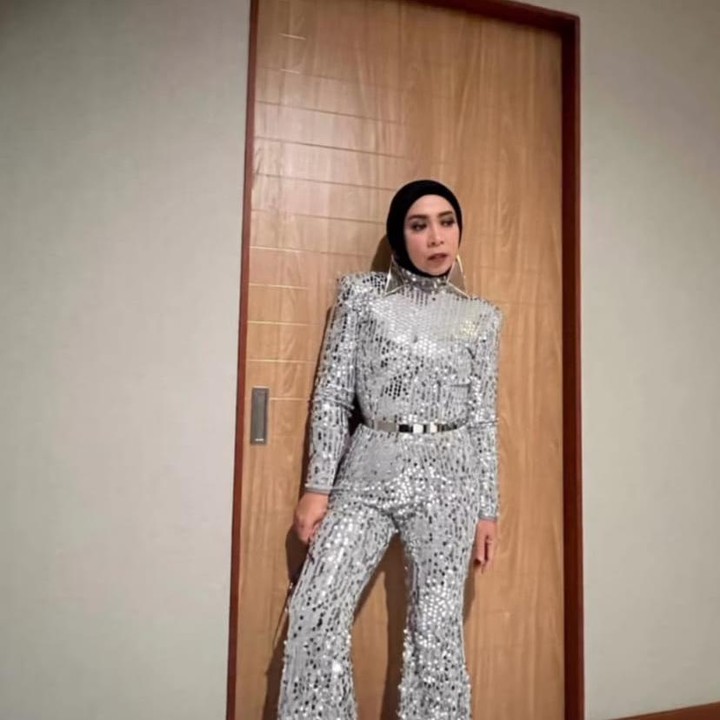 <p>Sebelumnya, diketahui Melly berhasil menjalani diet sehat dengan bantuan ahli gizi. Beberapa waktu yang lalu, Melly mengungkap bahwa dirinya berhasil menurunkan berat badan sampai 21 kilogram, lho, Bunda. (Foto: Instagram@melly_goeslaw)</p>