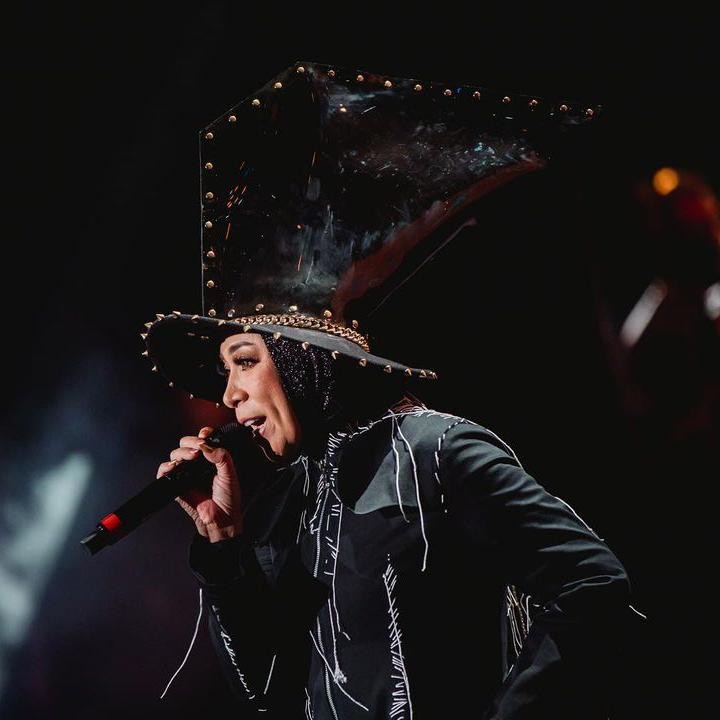 <p>Tampil dengan kostum unik adalah ciri khas dari musisi berusia 49 tahun ini. Bahkan, sampai ada yang menyebut dirinya adalah Lady Gaga versi Indonesia, Bunda. "lady gaga-nya Indonesia <em>@melly_goeslaw</em> semoga sehat selalu dan terus berkarya," tulis akun <em>@husn****.</em> (Foto: Instagram@melly_goeslaw)</p>