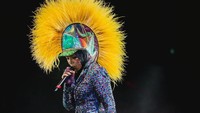 <p>Busana selanjutnya yang mencuri perhatian publik adalah topi berjambul kuning yang merupakan rancangan Rinaldy Yunardi. Tak hanya itu, topinya tersebut juga dipadukan dengan <em>outfit</em> yang berkilau dan celana cutbray. (Foto: Instagram@melly_goeslaw)</p>