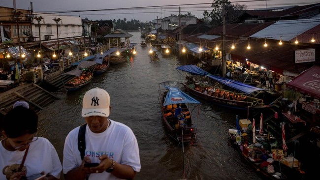 FOTO: Candu Belaian Senja di Pasar Terapung Amphawa Thailand
