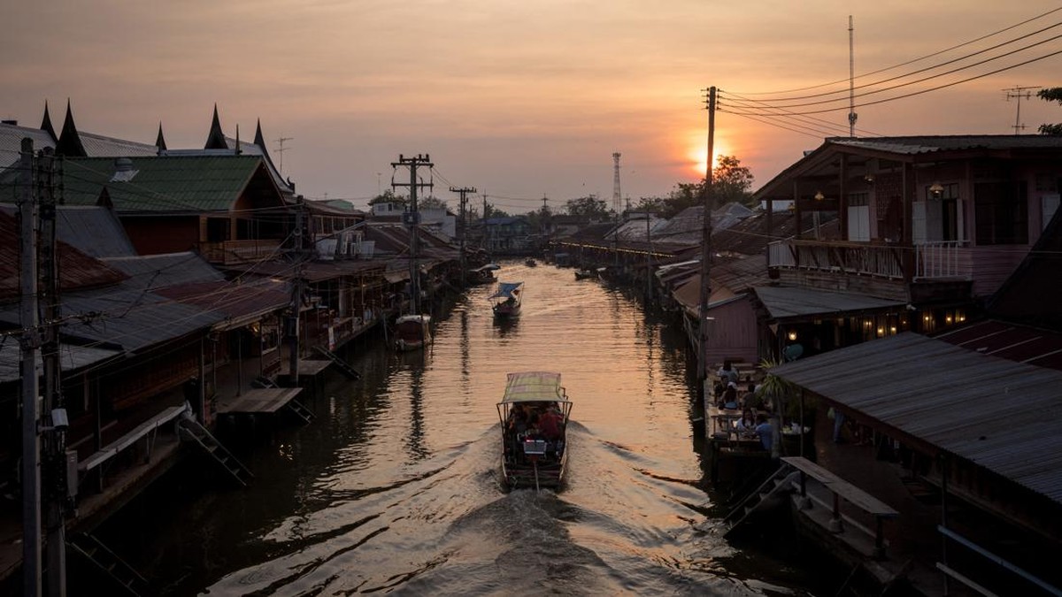 FOTO: Candu Belaian Senja di Pasar Terapung Amphawa Thailand