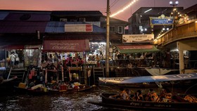 FOTO: Candu Belaian Senja di Pasar Terapung Amphawa Thailand