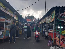 Omzet PKL Alun-alun Kota Batu Terjun Bebas Kena Imbas Hujan Tiap Hari