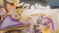 <p>Dekorasi perayaan ulang tahun Zalina juga enggak kalah menarik perhatian, Bunda. Dekorasi yang didominasi oleh warna ungu ini menampilkan rumah jamur dan peri-peri yang terbang di atasnya. (Foto: Instagram: @raisa6690)</p>