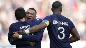 Momen Langka Mbappe Gendong dan Peluk Messi di PSG