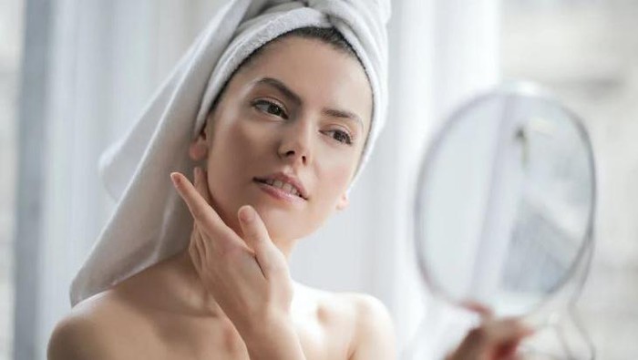 img-title Suka Pakai Beberapa Skincare Secara Bersamaan? Perhatikan 5 Kombinasi yang Tidak Boleh Dicampur Ini!