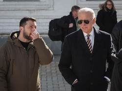 Menguak Cara Joe Biden Tiba-tiba Ada di Ukraina