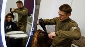 FOTO: Penata Rambut Ukraina Jadi Pemburu Drone Rusia di Malam Hari