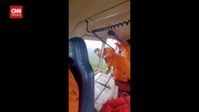 VIDEO: Detik-detik Tim Evakuasi Drop Logistik ke Lokasi Kapolda Jambi