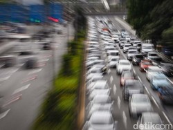 Tol Dalam Kota dari Cawang Arah Kuningan Macet Siang Ini