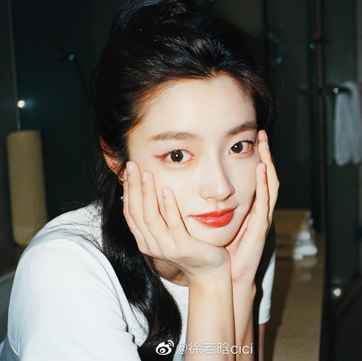 <p>Sejak saat itu, kariernya melesat dan kerap memainkan berbagai judul serial TV dan film akhir-akhir ini. Salah satu perannya yang tengah jadi perbicangan adalah He Ran di drama China <em>The Forbidden Flower.</em> (Foto: Weibo Xu Ruohan cici)</p>