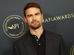 5 Film Theo James Terpopuler, Ada Spin-Off The Watcher