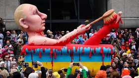 FOTO: 'Putin' Mandi Darah Jadi Bintang Karnaval Jerman
