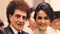 7 Potret Ahmad Albar & Istri Lebih Muda 37 Tahun, Baru Rayakan Anniversary ke-14