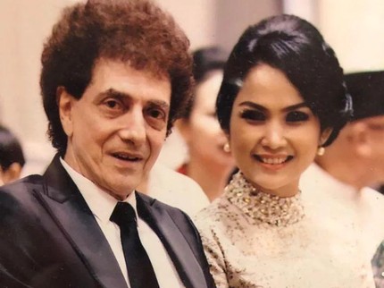 7 Potret Ahmad Albar & Istri Lebih Muda 37 Tahun, Baru Rayakan Anniversary ke-14