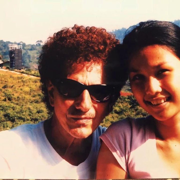 <p>Bagaimana tidak, sebab Ahmad Albar dan Dewi Sri Astuti memiliki jarak usia 37 tahun. Ketika menikahi sang istri, Ahmad Albar sudah berusia 63 tahun setelah sebelumnya menduda selama 15 tahun. (Foto: Instagram @dewiye04)</p>