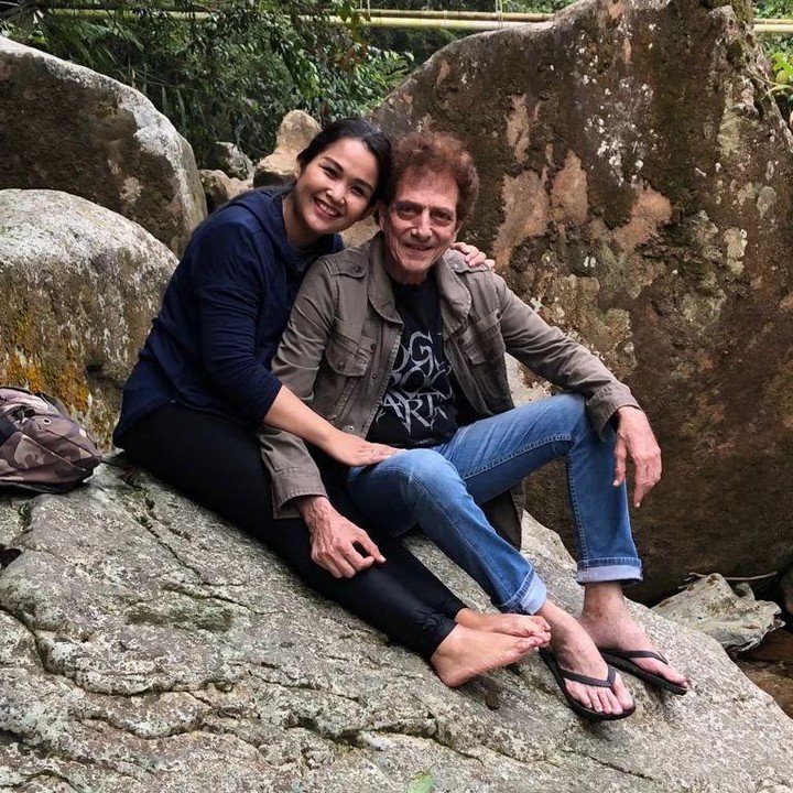 <p>Pasangan Ahmad Albar dan Dewi Sri Astuti selalu terlihat romantis, ya? Tak terasa, mereka sudah membangun rumah tangga selama 14 tahun, lho. (Foto: Instagram @dewiye04)</p>