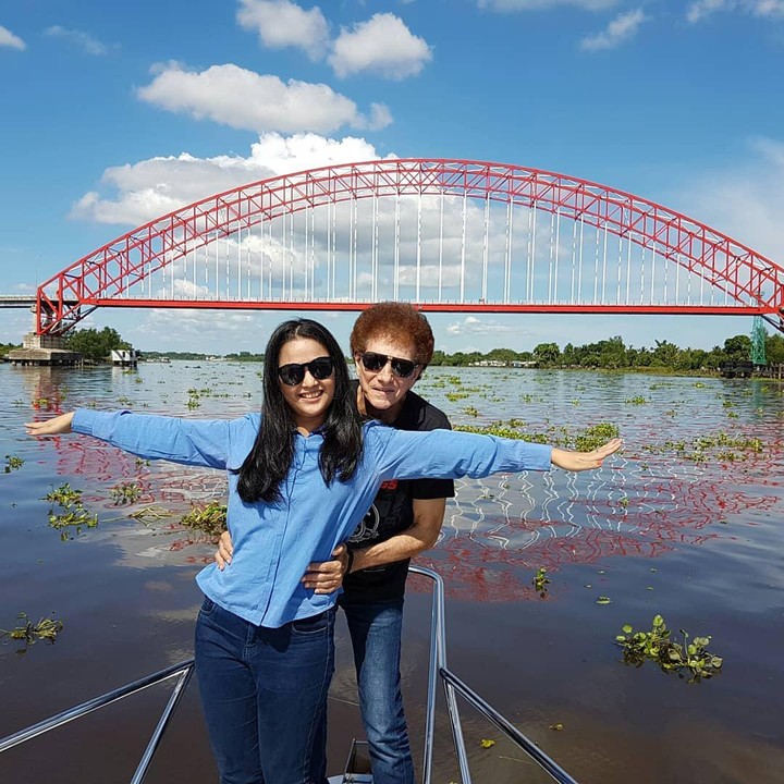 <p>Kini memasuki tahun ke-14, pernikahan mereka tetap langgeng dan harmonis. Bahkan pasangan ini tak ragu memperlihatkan kemesraan mereka di unggahan media sosial. (Foto: Instagram @dewiye04)</p>