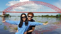 <p>Kini memasuki tahun ke-14, pernikahan mereka tetap langgeng dan harmonis. Bahkan pasangan ini tak ragu memperlihatkan kemesraan mereka di unggahan media sosial. (Foto: Instagram @dewiye04)</p>