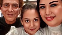 <p>Dari pernikahan tersebut, Ahmad Albar dan Dewi Sri Astuti juga sudah dikaruniai anak bernama Malayeka Shezan Albar yang lahir pada 9 April 2017. Saat ini putri mereka sudah berusia 5 tahun. (Foto: Instagram @dewiye04)</p>