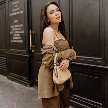 7 Foto Anggita Sari Model Seksi Eks Istri Freddy Budiman