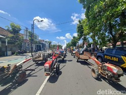 Bawa Puluhan Traktor, Petani Jombang Demo Protes Sulit Beli Solar Subsidi