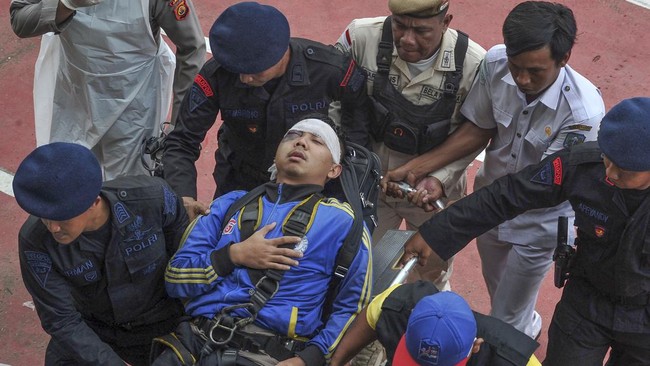 Kadiv Humas Polri Irjen Dedi Prasetyo mengatakan ajudan Kapolda Jambi akan menjalani operasi bagian tulang di bawah mata sebelah kanan karena mengalami retak.