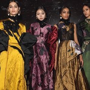 7 Hal Menarik di Peragaan Erdem di London Fashion Week, Ada Coat dari Wallpaper!