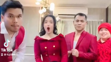 img-title Orang Tua Fuji Semringah Bertemu Thariq di Tanah Suci, Gen Halilintar Kena Sindir