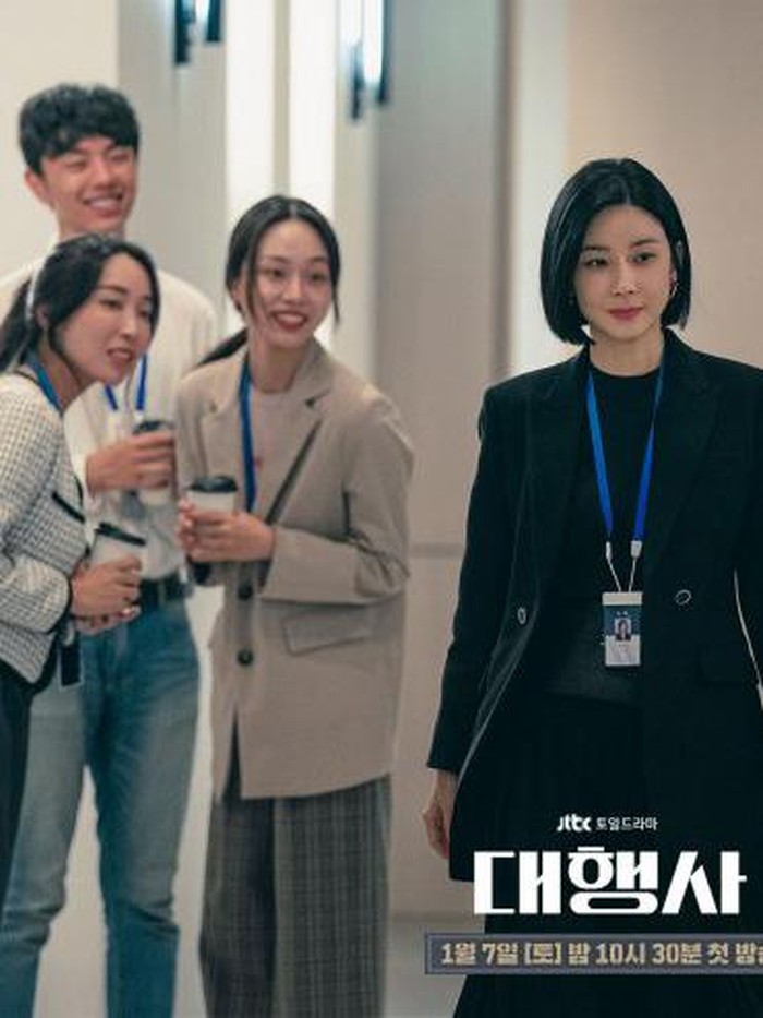 Gaya casual business selanjutnya dengan padukan Long-Sleeve Sweater with Ruffled Cuffs, dengan Pleated Skirt, ditambah inner berwarna senada, bisa jadi pilihan yang anggun dan tetap tegas dari Lee Bo Young untuk outfit kantornya di drama Agency./ Foto: JTBC