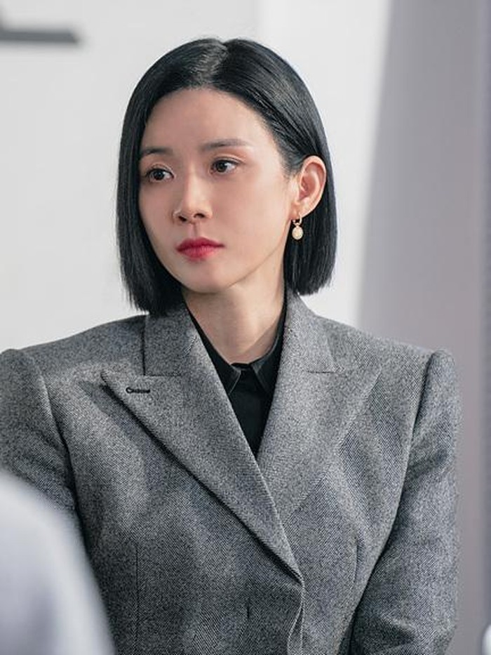 Gaya pertama yang bisa jadi inspirasimu adalah paduan long fitted blazer dengan yang memiliki detail slits agar tubuhmu tampak ramping dan memberi ilusi lebih jenjang pada kaki. Pada gaya ini, Lee Bo Young mengenakan koleksi outfit dari Sportmax./ Foto: JTBC