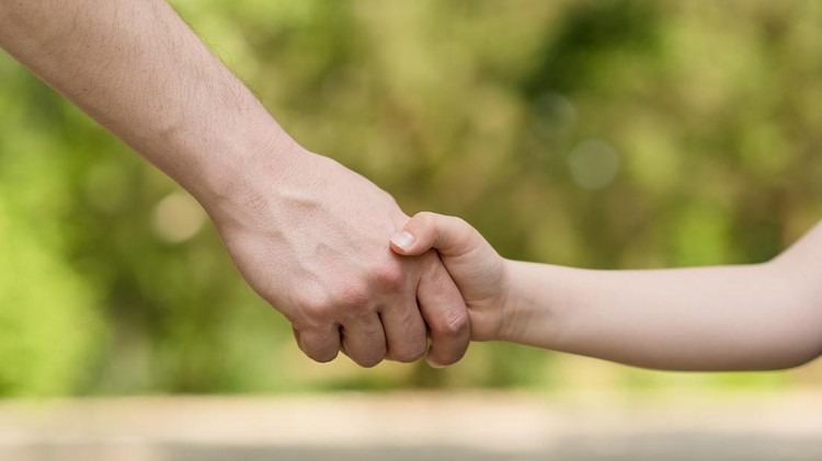 Ilustrasi Bahasa Tubuh Anak Man and young boy handshake over the green