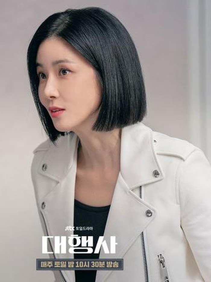 Jangan sungkan bekreasi, OOTD 'ngantor' casual business kamu bisa padukan leather jaket dengan kaus serta celana chino, yang akan membuat tampilanmu segar dan apik. Seperti Lee Bo Young berikut ini./ Foto: JTBC