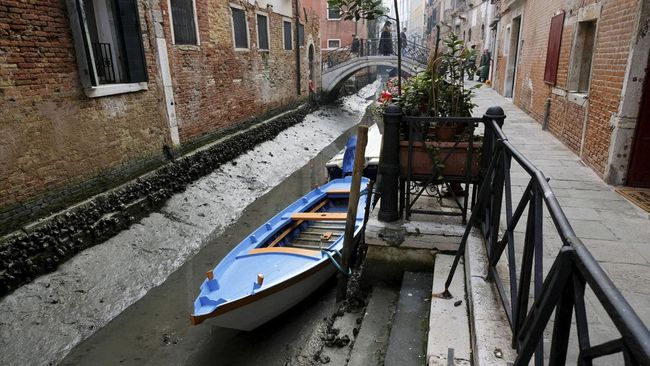 Mengeringnya kanal di Venesia juga membuat para pemilik gondola yang biasa melayani wisatawan berkeliling kota, harus memarkir perahu mereka.